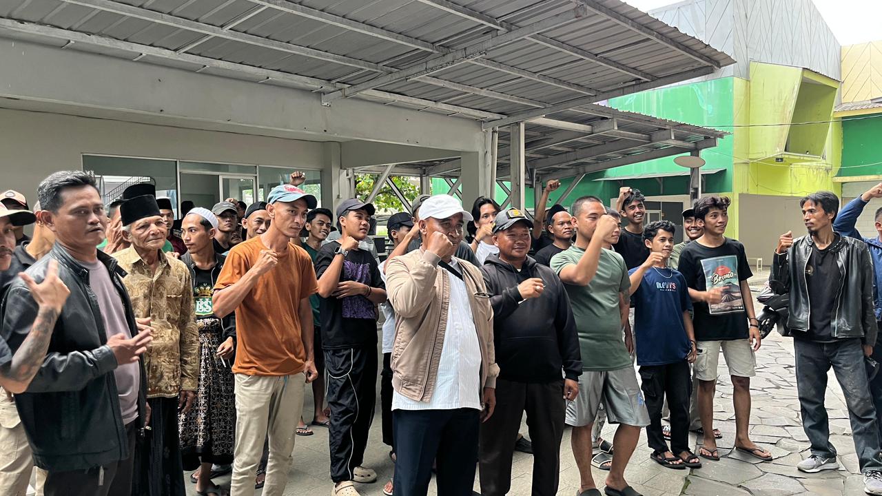 Sejumlah warga saat mendatangi Kantor Pengembang BNR di Kecamatan Bogor Selatan, Kota Bogor, Rabu 15 Oktober 2025.