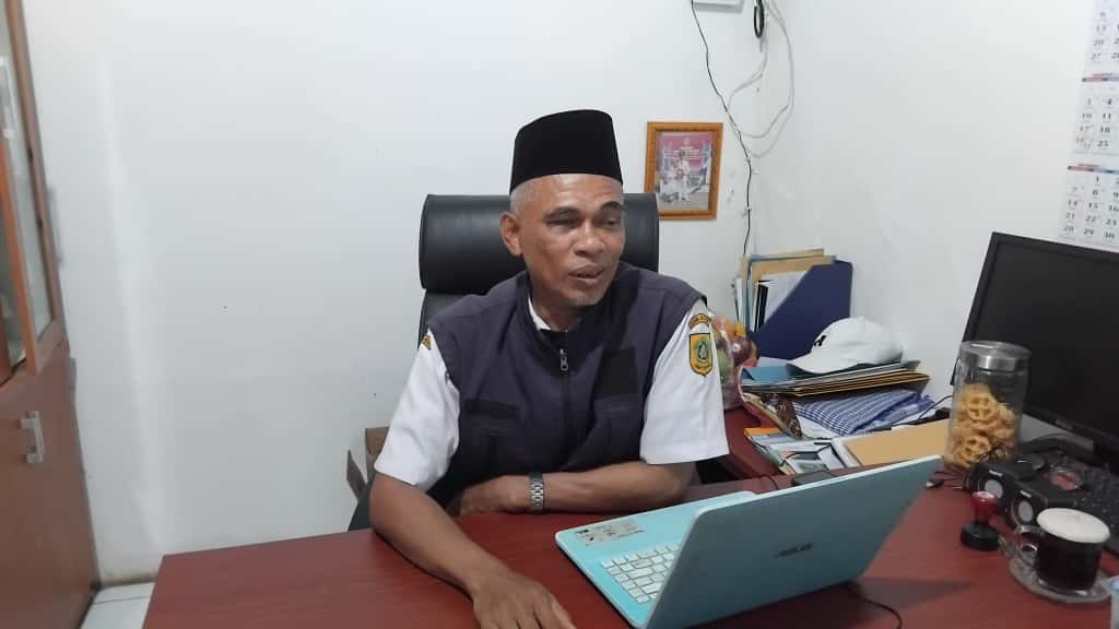 Kepala Desa Rawapanjang, Mohammad Agus saat dimintai keterangan oleh Radar Bogor di kantor Desa Rawapanjang, Rabu 15 Oktober 2025.