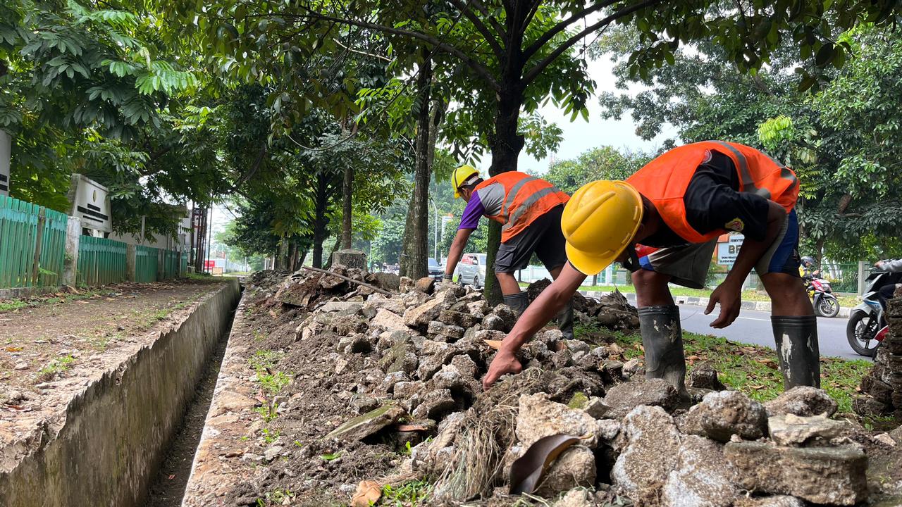 Sejumlah pekerja yang tengah melakukan pengerjaan proyek pedestrian di Kota Bogor.