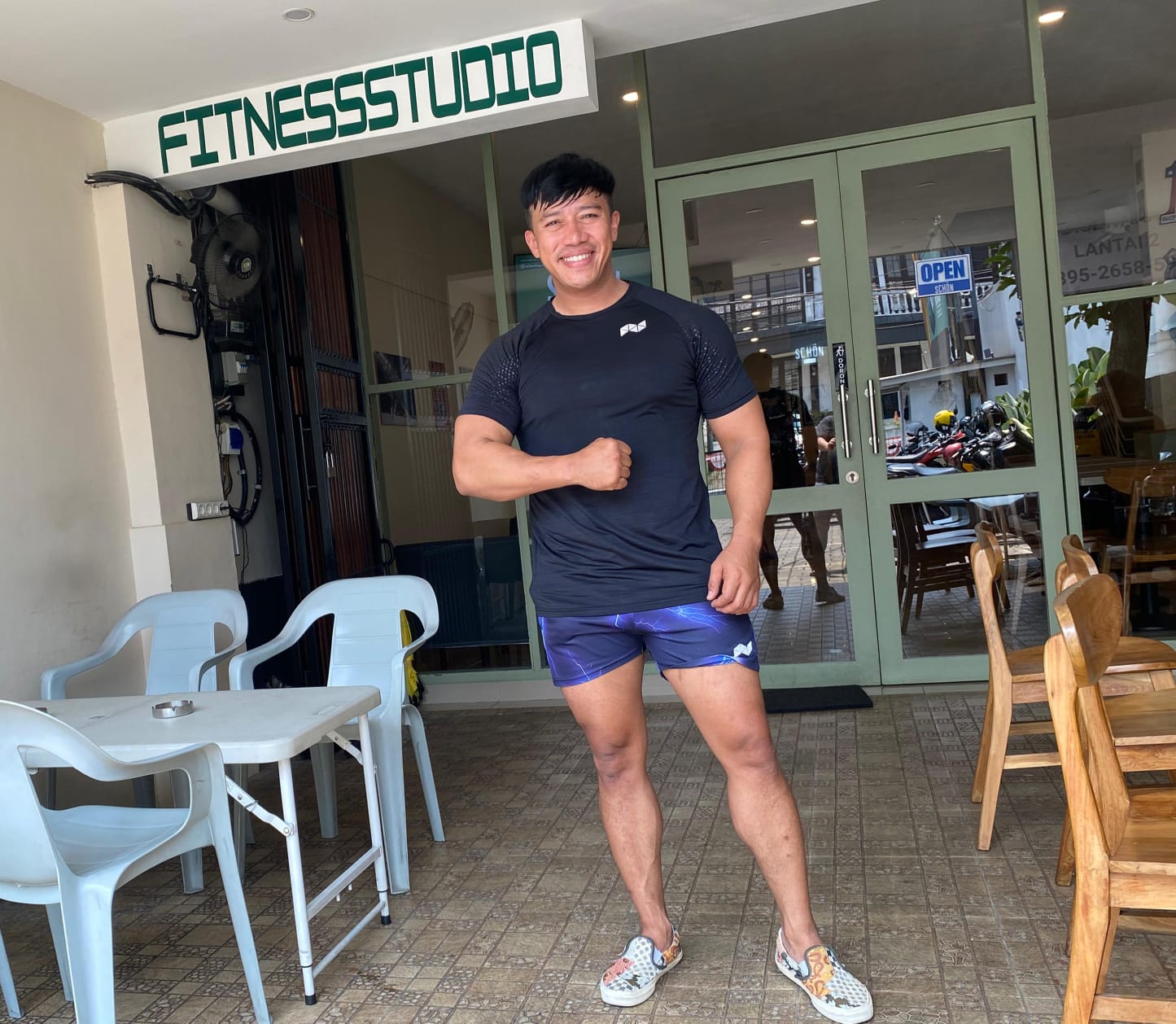 Vokalis Band Repvblik, Ruri saat melakukan olahraga gym.
