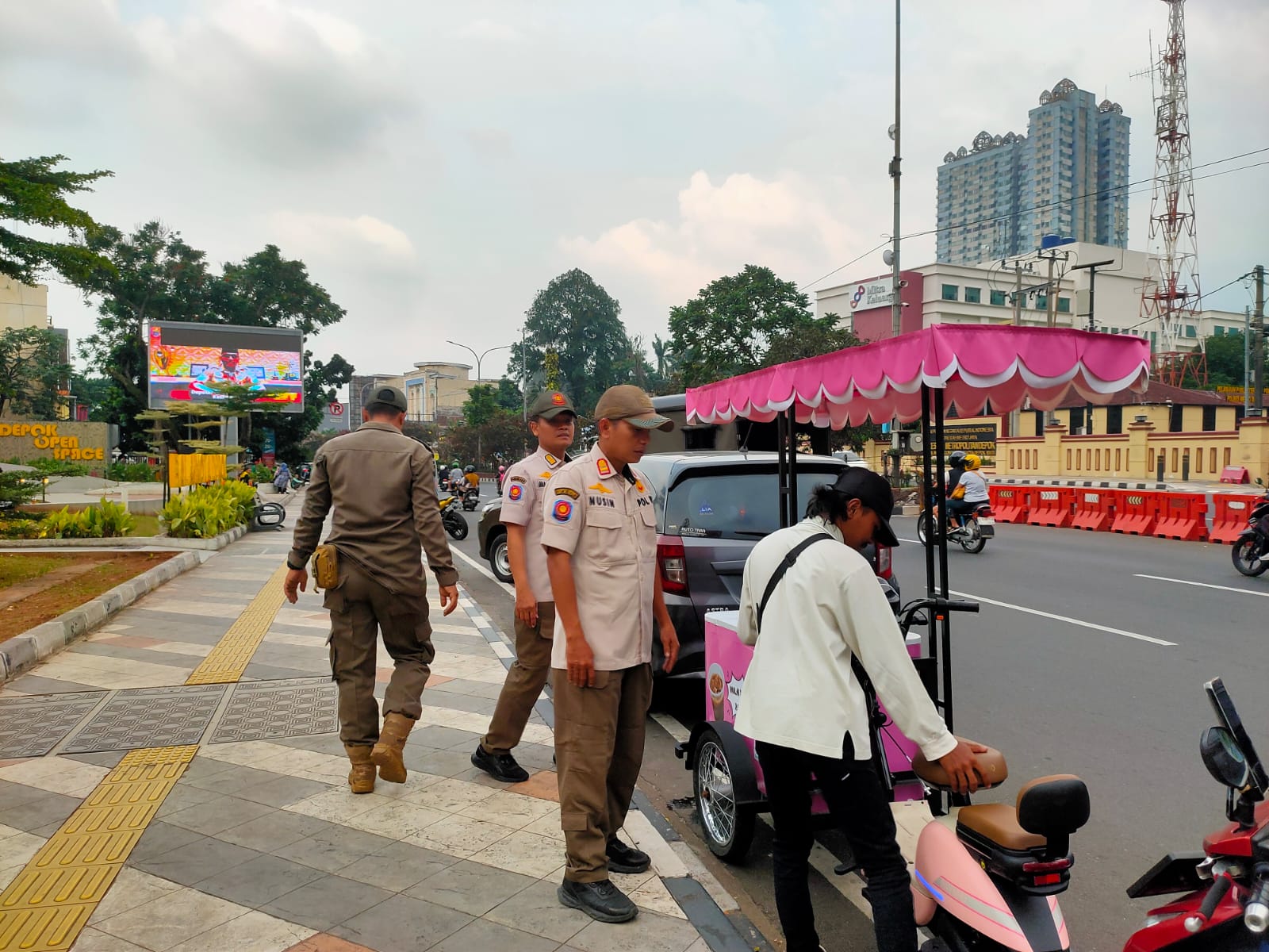Petugas Satpol PP Kota Depok, saat melakukan penertiban PKL yang hendak mangkal di depan Balaikota Depok, Rabu&nbsp;15&nbsp;Oktober&nbsp;2025.