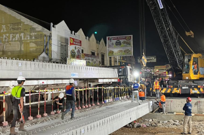 Proses pemasangan girder di Jembatan Cibalok kawasan Tajur, Kecamatan Bogor Timur, Kota Bogor.