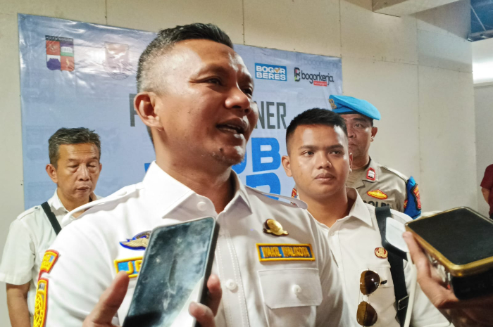 Wakil Wali Kota Bogor Jenal Mutaqin saat menyampaikan keterangan kepada wartawan.