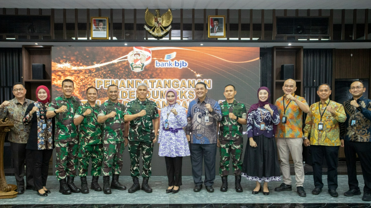 Bank bjb&nbsp;kembali menjalin kolaborasi dengan TNI AD&nbsp;melalui penandatanganan perjanjian kerja sama di Gedung C Mabes TNI AD, Jakarta,&nbsp;Kamis, 16 Oktober 2025. &nbsp;