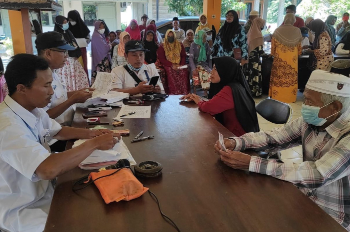 Ilustrasi: Penyaluran bantuan sosial (bansos).