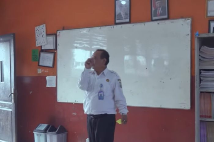 Ilustrasi guru yang menerima tunjangan profesi.