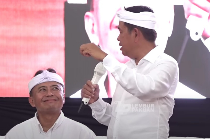 Gubernur Jawa Barat, Dedi Mulyadi memberikan tips kepada Sekda, Herman Suryatman.
