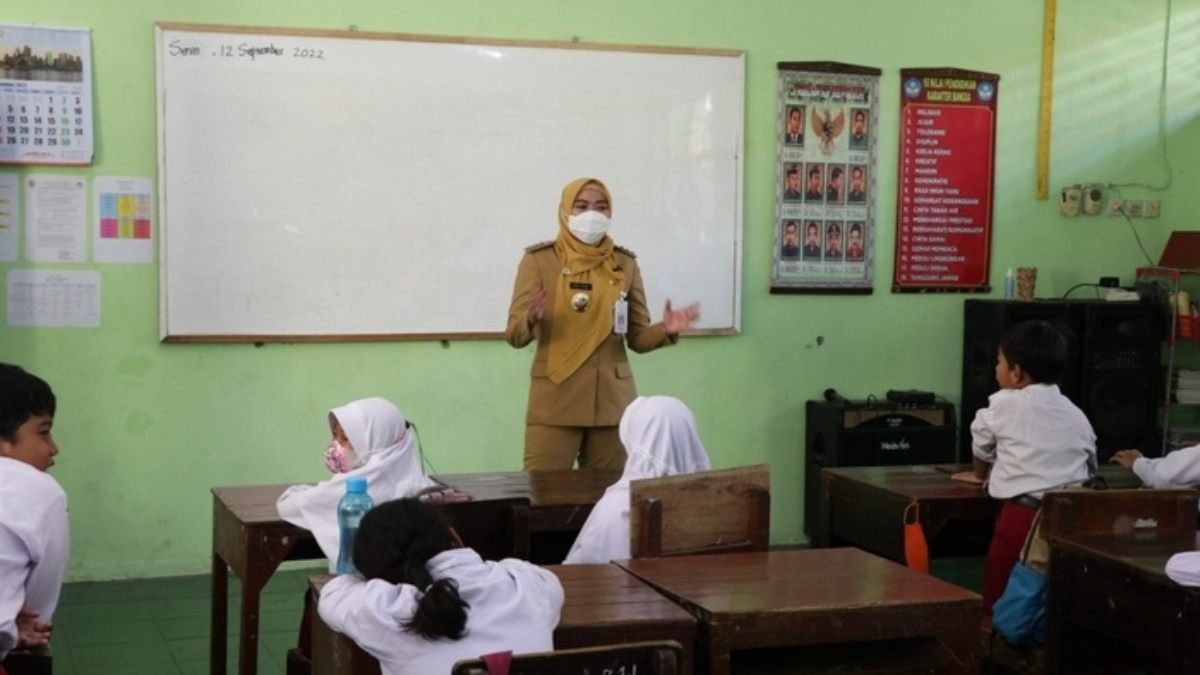 Guru mengajar di kelas