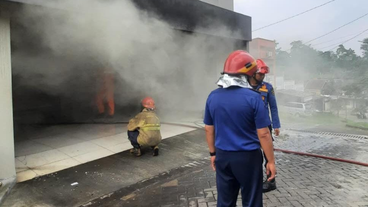 Petugas Damkar Kabupaten Bogor berupaya memadamkan api yang membakar salah satu rumah di Perumahan Erfina Kencana Regency, Kecamatan Cibinong, Kabupaten Bogor.