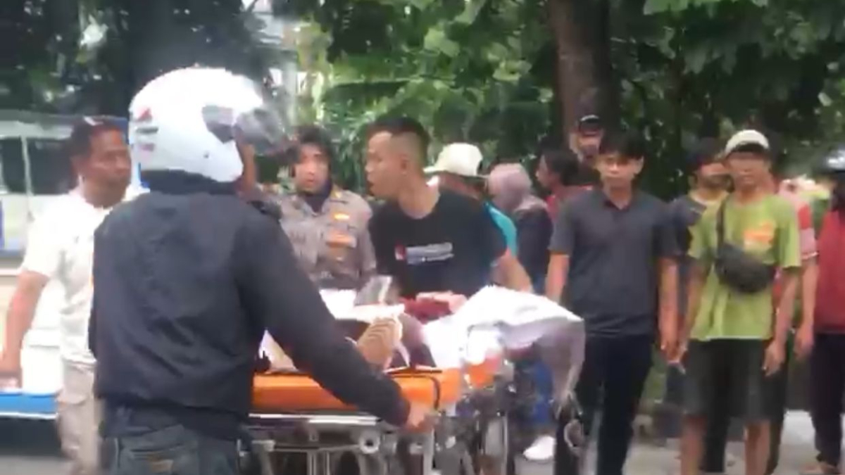 Proses evakuasi korban kecelakaan di Cibalagung, Kota Bogor.