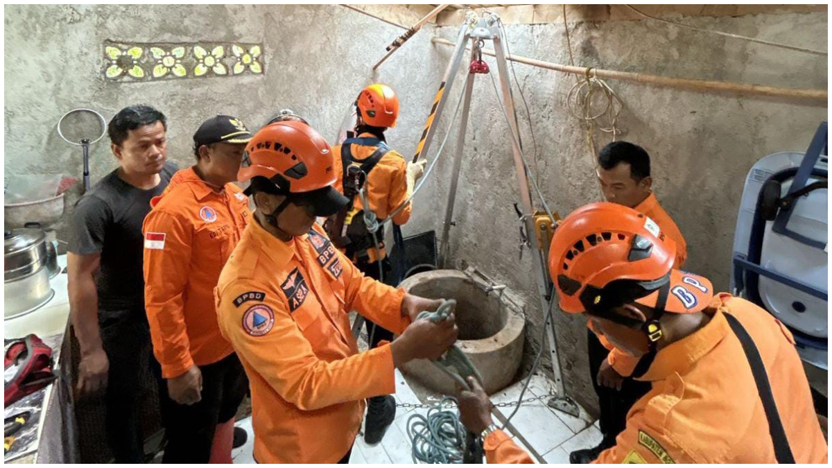 Petugas saat mengevakuasi perempuan yang tercebur ke sumur di Desa Tegal, Kecamatan Kemang, Kabupaten Bogor.