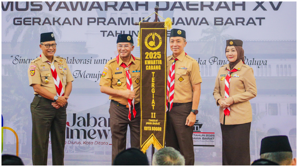 Ketua Kwarcab Pramuka Kota Bogor Dedie Rachim saat menerima penghargaan pada Musda XV Kwartir Daerah Jawa Barat.