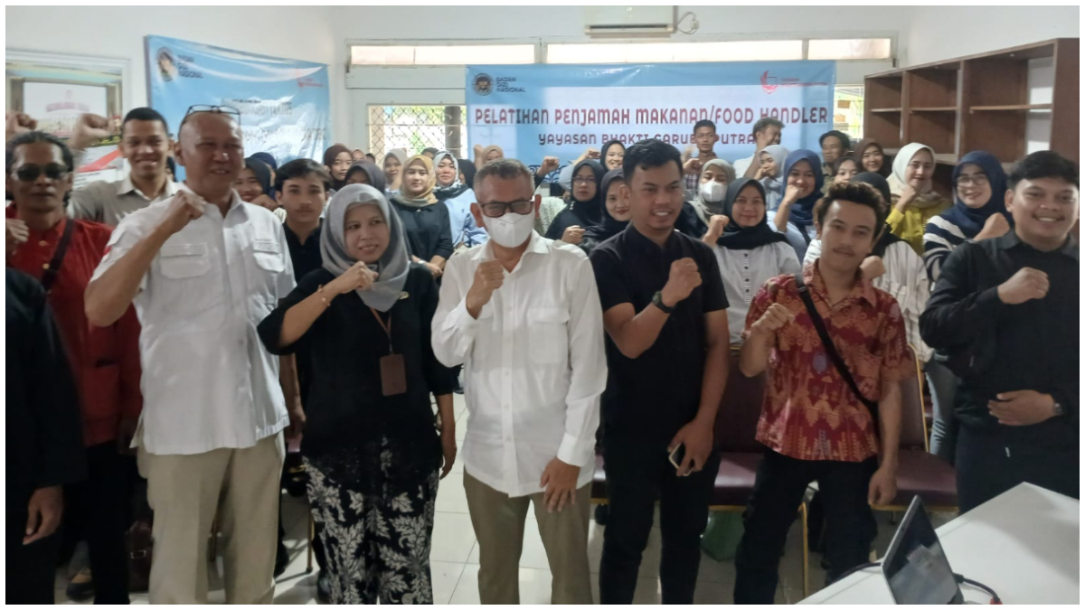 Pelatihan penjamah makanan bagi relawan dan pengelola SPPG oleh&nbsp;Yayasan Bhakti Garuda Putra.