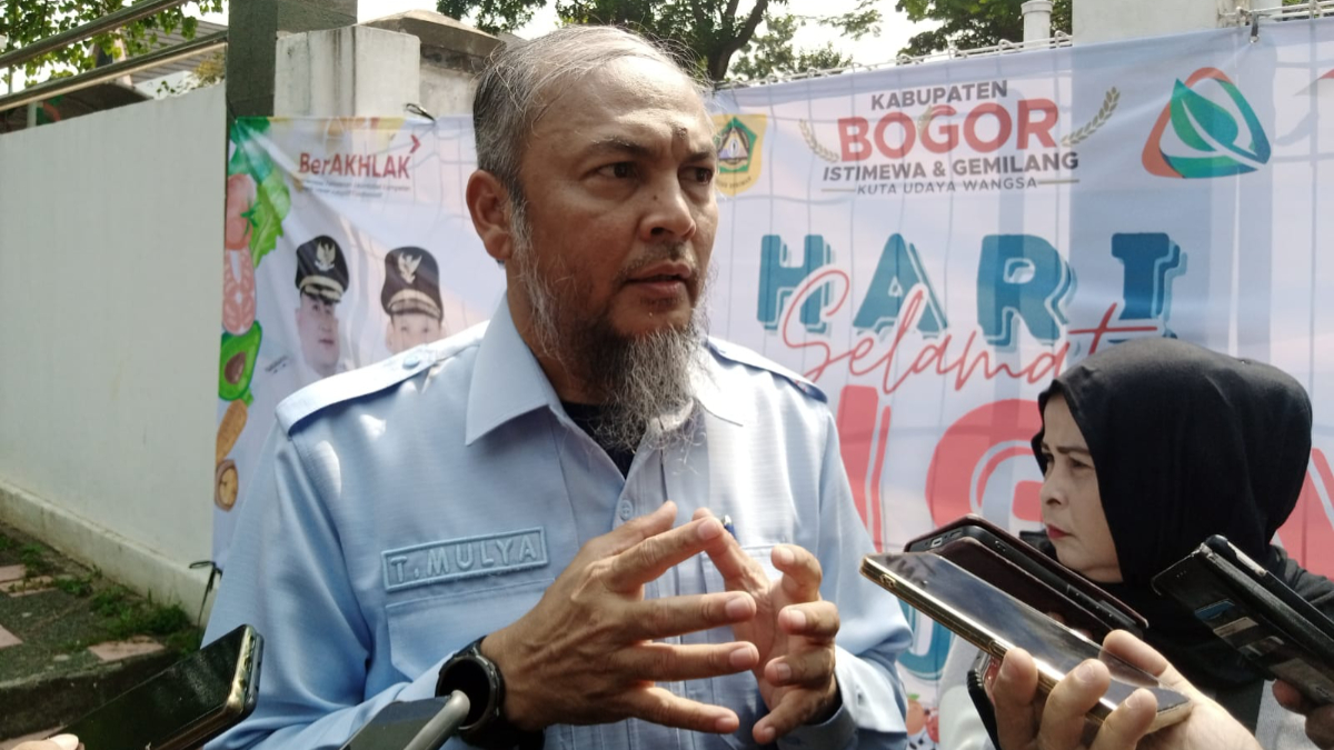Plt Kepala DLH Kabupaten Bogor Teuku Mulya saat menyampaikan keterangan.