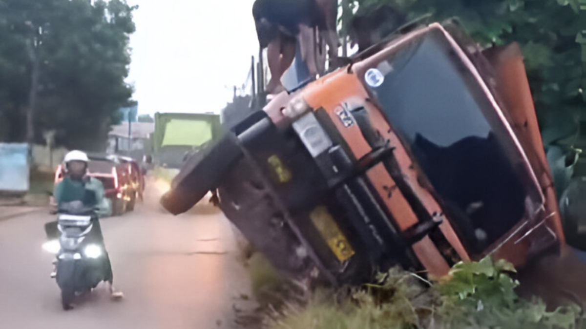 Truk mengalami kecelakaan&nbsp;di Jalan Raya Setu-Cileungsi, Kecamatan Cileungsi, Kabupaten Bogor.