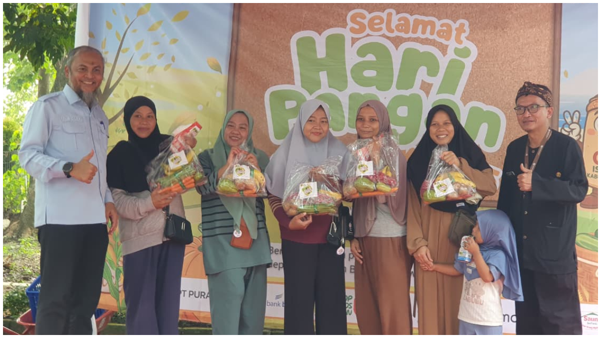 Kepala DKP Kabupaten Bogor Teuku Mulya bersama masyarakat saat mengadakan Gerakan Pangan Murah di Lapangan Pemuda, Cibinong, Kabupaten Bogor.
