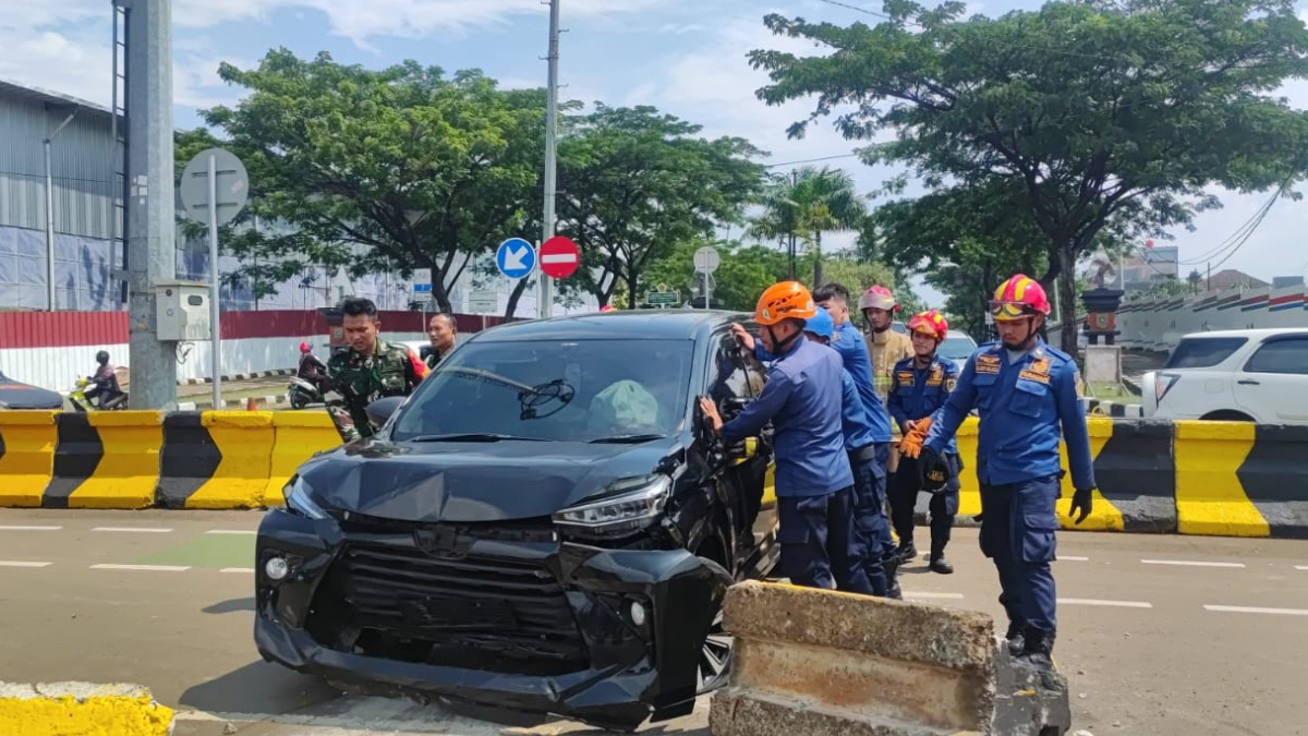 Petugas saat mengevakuasi korban kecelakaan di area Stadion Pakansari, Cibinong, Kabupaten Bogor.