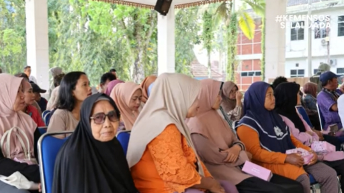 Ilustrasi: Penyaluran bantuan sosial (bansos) kepada para penerima manfaat atau KPM.