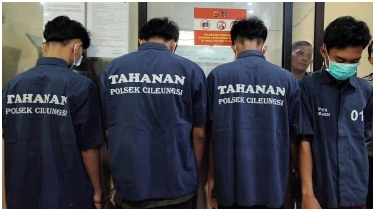 Empat tersangka kasus bentrokan pelajar saat di Mapolsek, Kecamatan Cileungsi, Kabupaten Bogor, Jumat 17 Oktober 2025.