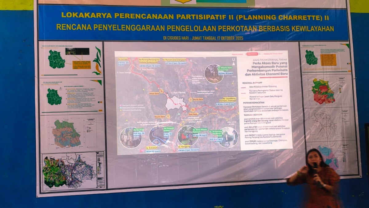 Diskusi penataan ruang wilayah perkotaan untuk Ibukota Kabupaten Bogor Barat di Desa Cigudeg.