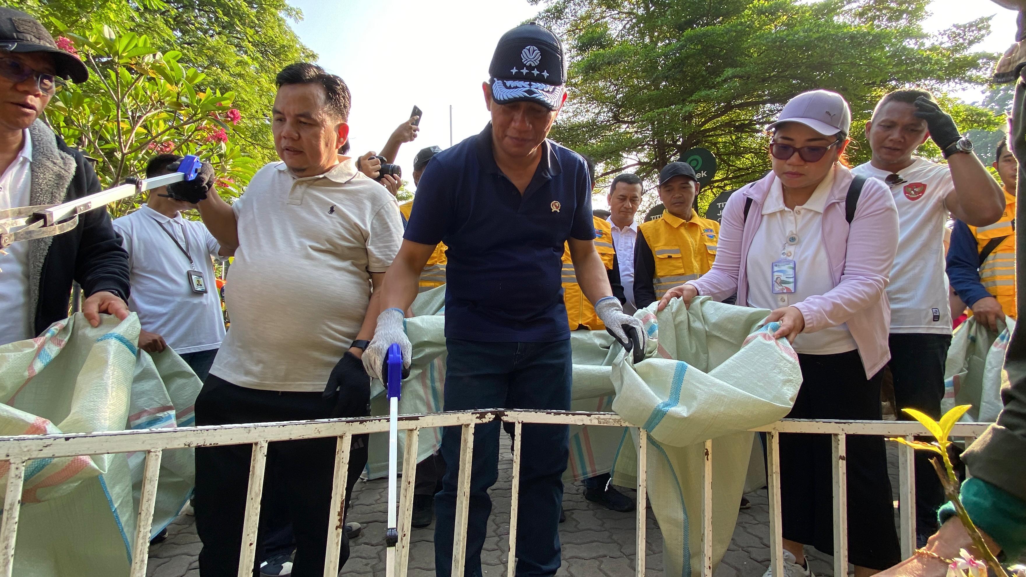 Senam dan Aksi Nyata Jumat Bersih Sampah yang digelar PWI bersama Kementerian LH dan Forkompinda di Alun-alun Kota Bogor.