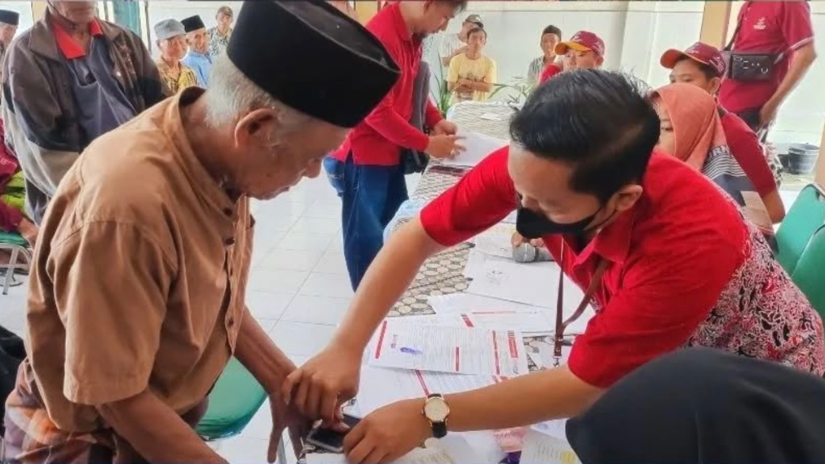 Ilustrasi KPM menerima bansos PKH BPNT.