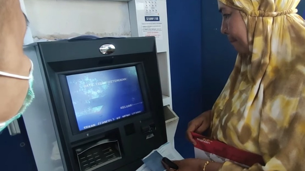 ILUSTRASI: Pengambilan dana bansos di ATM.