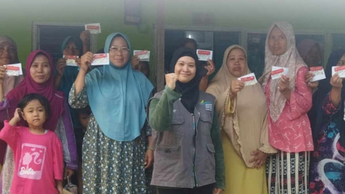 Sejumlah KPM bansos PKH BPNT memperlihatkan KKS mereka.