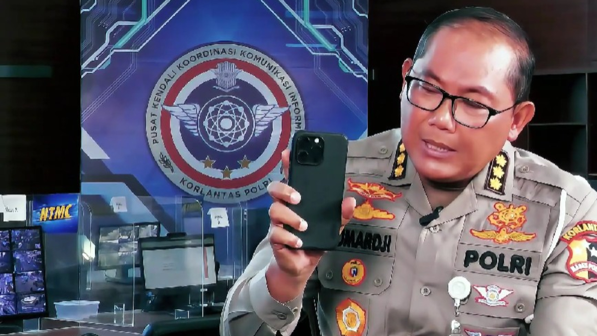 Kasubdit BPKB Ditregident Korlantas Polri, Kombes Pol Sumardji menjelaskan cara mengecek keaslian BPKB.