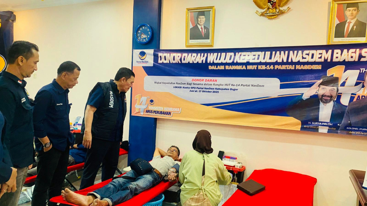 Ketua DPD Partai NasDem Kabupaten Bogor, Kolonel (Purn) dr. Friedrich M. Rumintjap mengecek kegiatan donor darah.