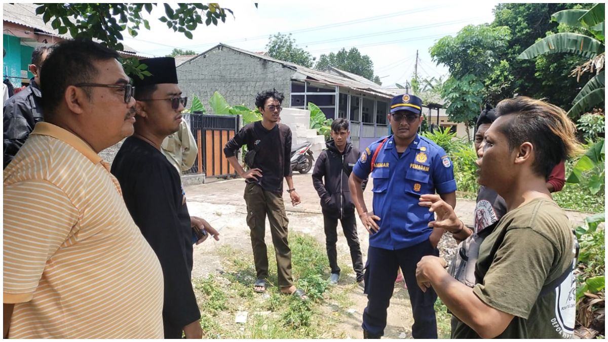 Damkar saat melakukan penyisiran kawanan monyet liar bersama lurah dan warga setempat.