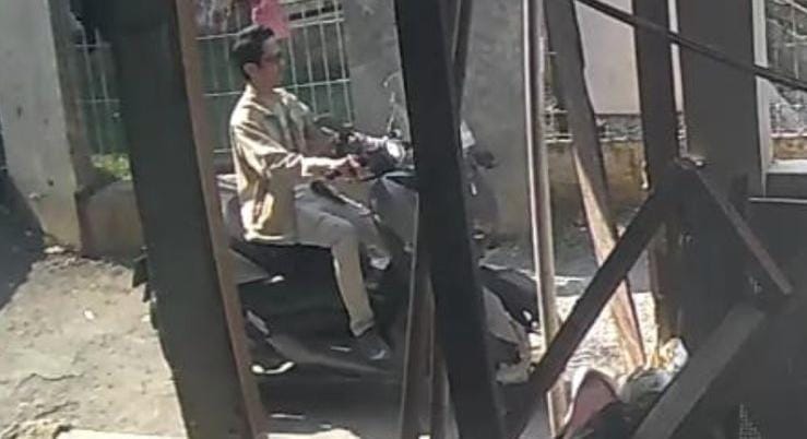 Pelaku yang diduga menghipnotis calon penjual motor di Kayumanis, Tanah Sareal, Kota Bogor, terekam kamera cctv rumah warga.