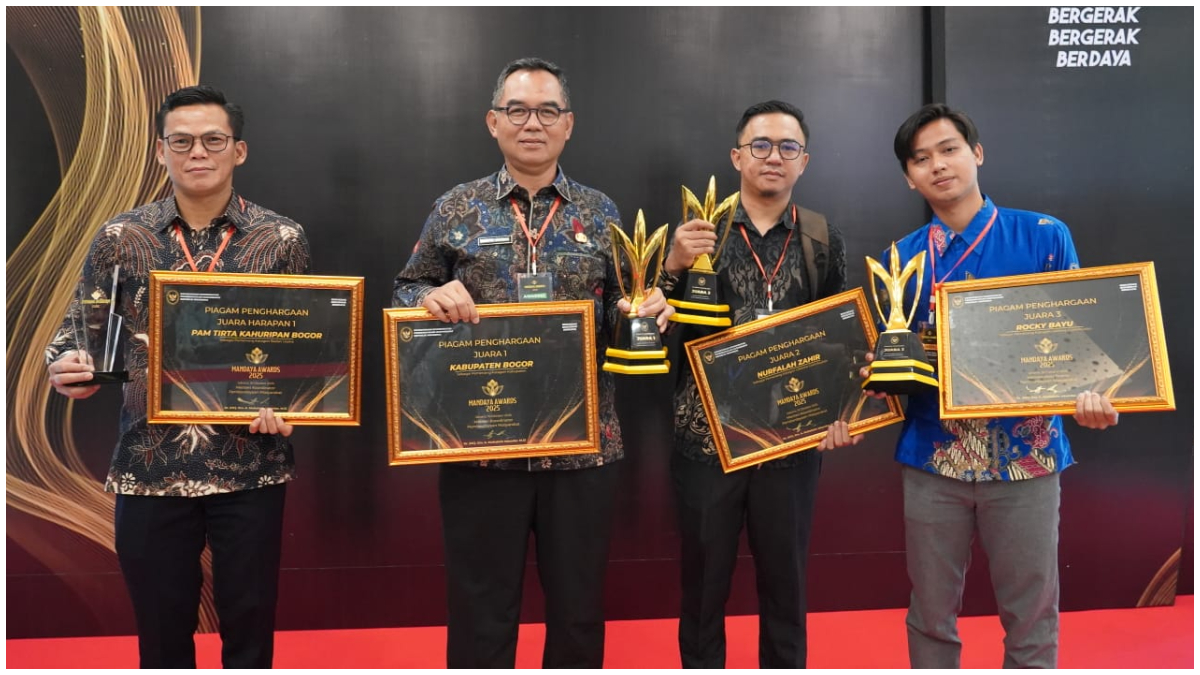 Sekda Kabupaten Bogor, Ajat Rochmat Jatnika mewakili Pemkab Bogor usai menerima penghargaan Mandaya Awards 2025 di Ballroom Plaza Jamsostek, Jakarta.