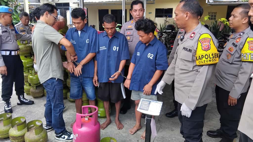 DIRINGKUS: 3 pelaku penngoplosan gas beserta barang bukti diamankan Polsek Cileungsi, Kabupaten Bogor, Jumat 17 Oktober 2025.
