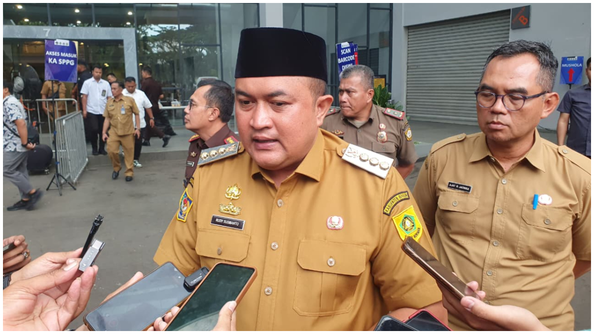 Bupati Bogor, Rudy Susmanto saat menyampaikan keterangan usai menghadiri konsolidasi regional tata kelola peningkatan program MBG, di SICC, Sentul, Kabupaten Bogor.