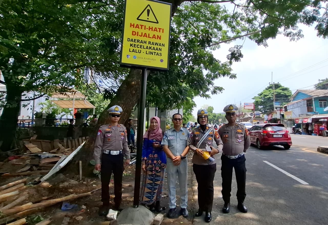 Satlantas Polres Metro Depok, Jasa Raharja, dan Dishub Kota Bogor, pasang rambu peringatan di Jalan Raya Bogor, yang rawan kecelakaan.