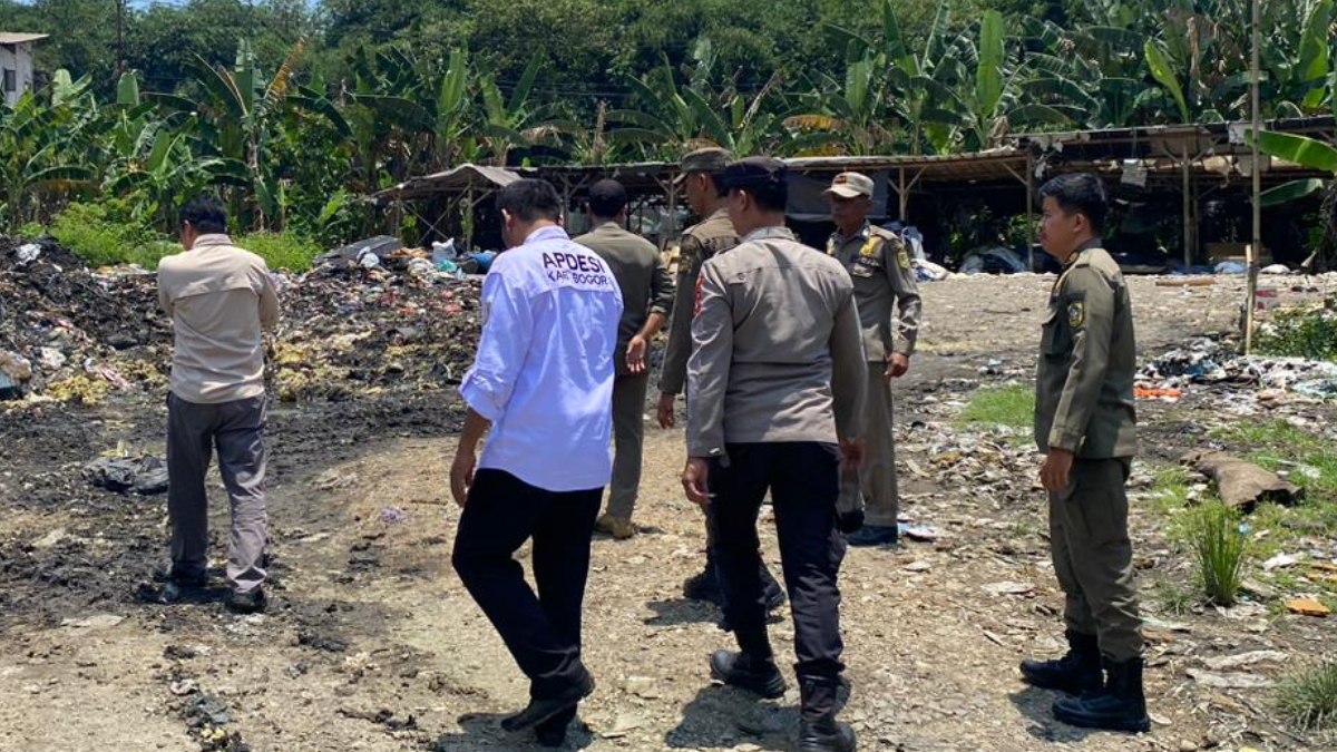 Satpol PP dan Dinas Lingkungan Hidup (DLH) Kabupaten Bogor menutup lokasi tempat pembuangan sampah ilegal di Desa Kampung Sawah, Kecamatan Rumpin.
