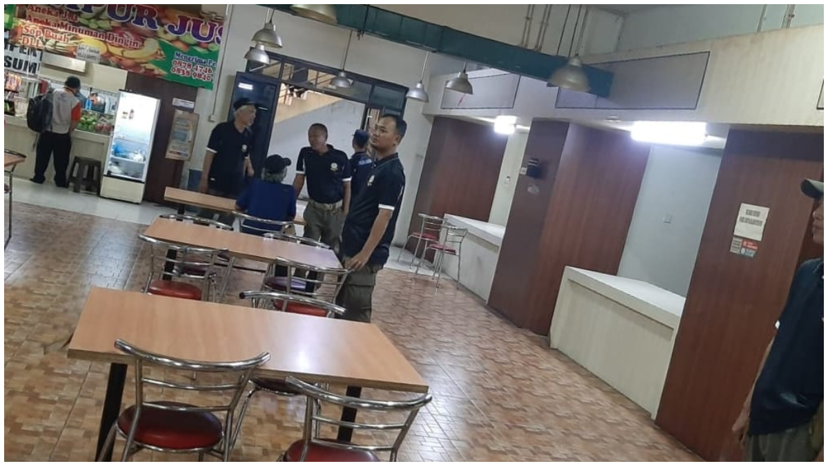 Satpol saat menyisir kawasan Balai Kota Depok.