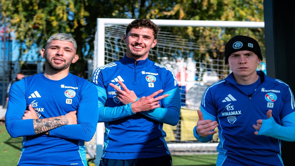 Para pemain Strasbourg jelang laga menghadapi Paris Saint-Germain.