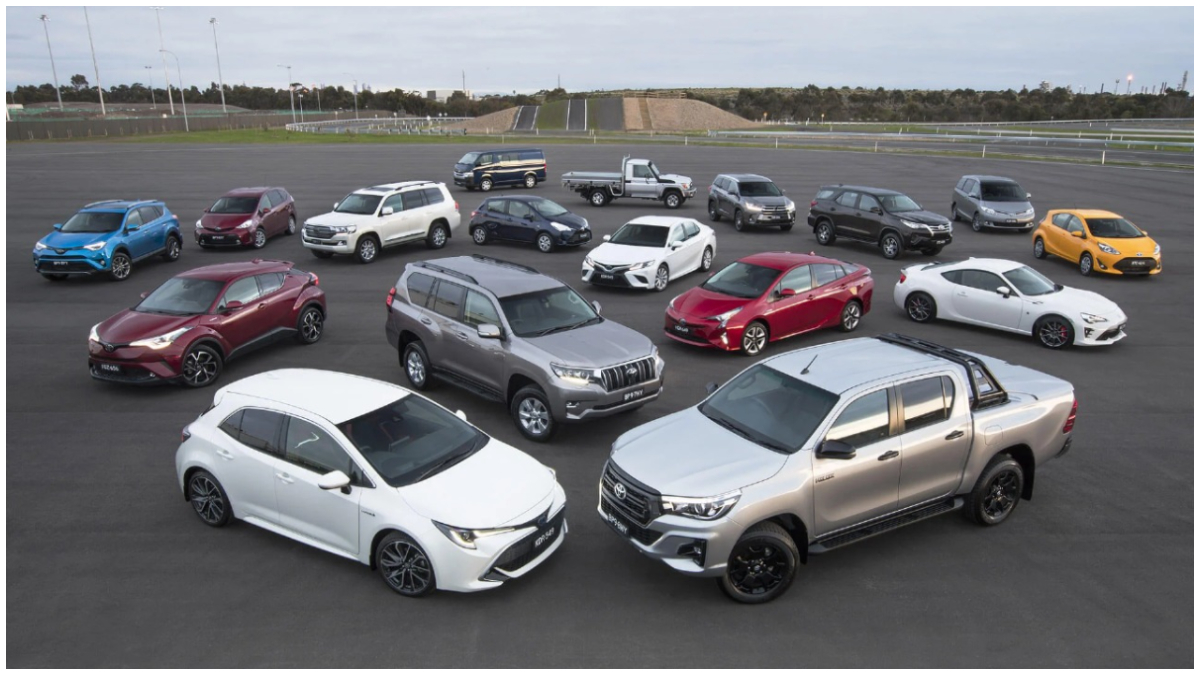 Barisan mobil dari berbagai segmen, dari hatchback, sedan, hingga SUV dan double cabin, tampak berjejer rapi di area uji coba.