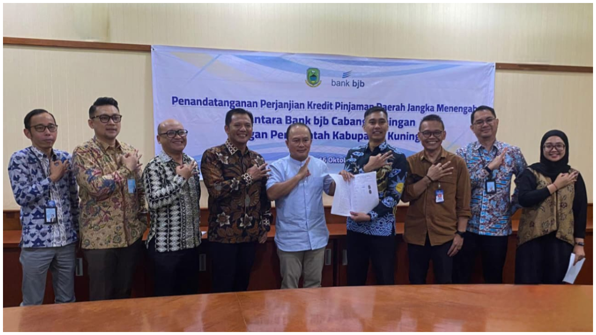 Penandatanganan Akad Kredit Pinjaman Daerah Jangka Menengah antara bank bjb Cabang Kuningan dan Pemkab Kuningan