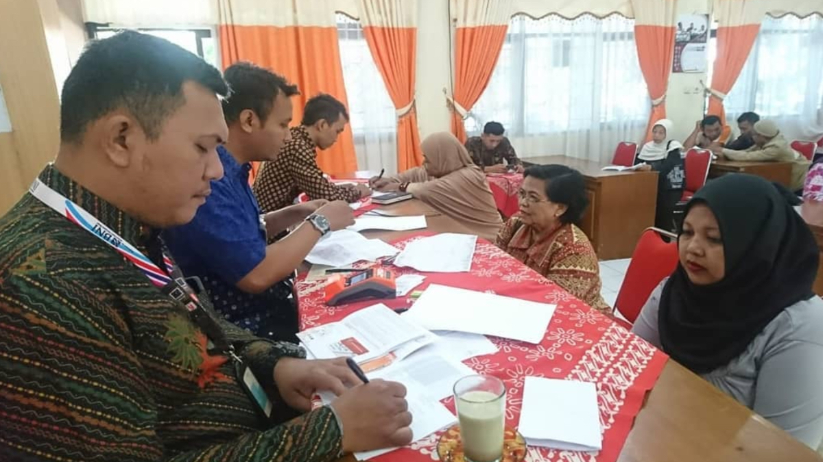 Ilustrasi: Penyaluran bantuan sosial (bansos).