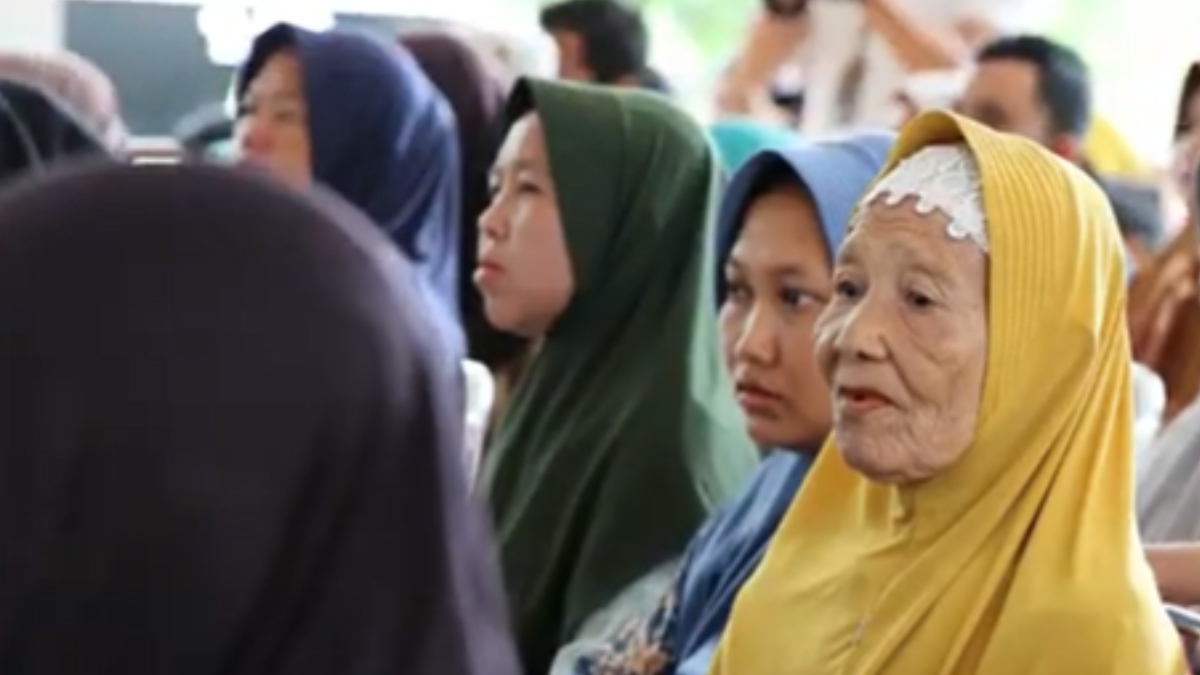 Ilustrasi: Penyaluran bantuan sosial (bansos) kepada para penerima manfaat atau KPM.