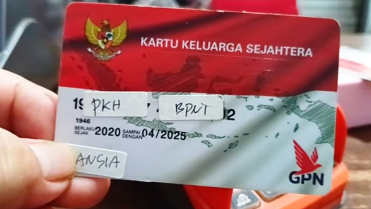Proses pengecekan saldo KKS bansos PKH plus BPNT tahap empat tahun 2025.