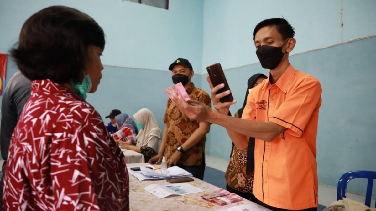 Ilustrasi: Penyaluran bantuan sosial (bansos).