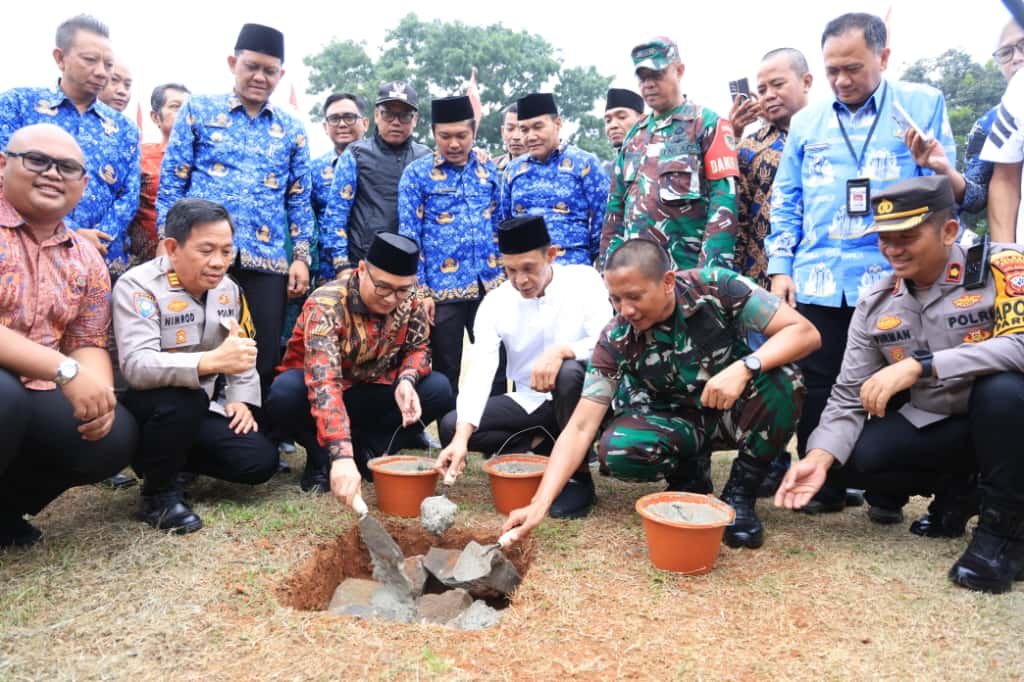 Peletakan batu pertama pembangunan gerai pergudangan dan kelengkapan Koperasi Desa/Kelurahan Merah Putih (KDKMP) di Desa Waru, Kecamatan Parung, Kabupaten Bogor.