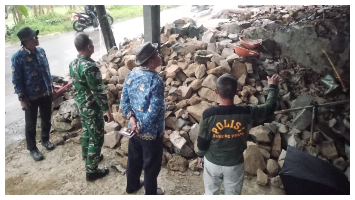 Plt Camat Sukamakmur, Gogo Badarudin, saat meninjau lokasi reruntuhan yang menyebabkan seorang pekerja meninggal dunia.