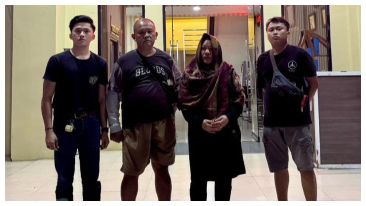 Terduga pelaku (perempuan) pencurian saat diamankan Polresta Bogor Kota.