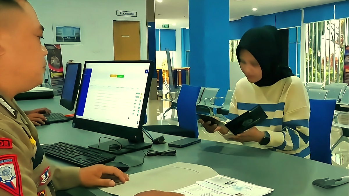 Mengecek BPKB kendaraan bekas.