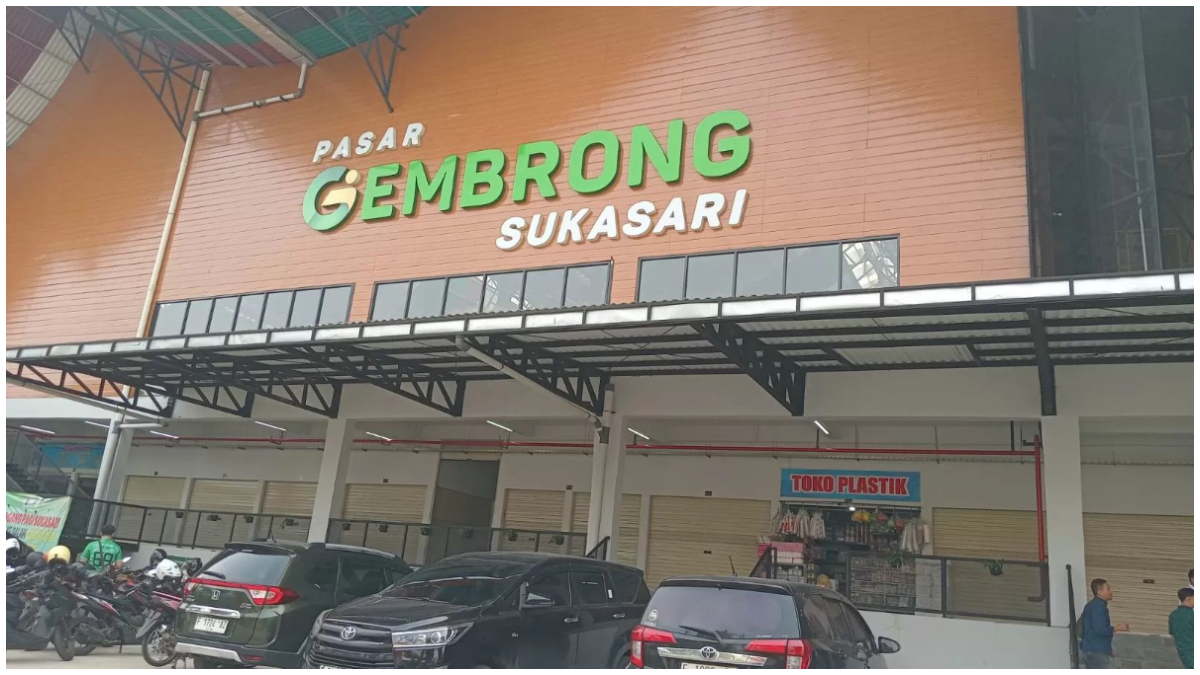 Tampak depan kawasan Pasar Gembrong Sukasari. Enam trayek angkot akan direrouting ke pasar ini.